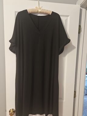 Women’s Black V-Neck Short Sleeve Dress